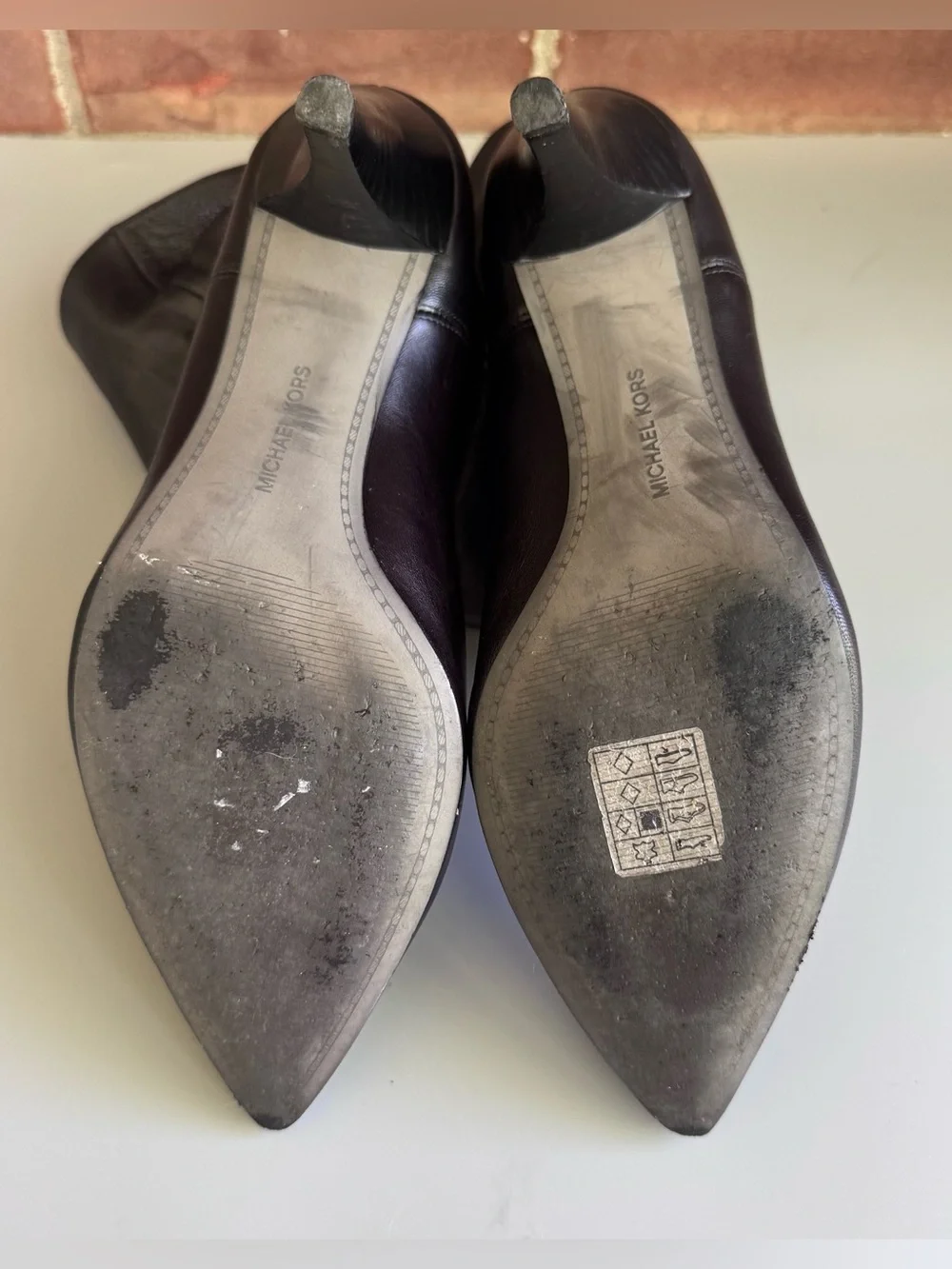 Michael Kors Black Leather Pointed Toe Ankle Booties Kitten Heel US 9M. In great